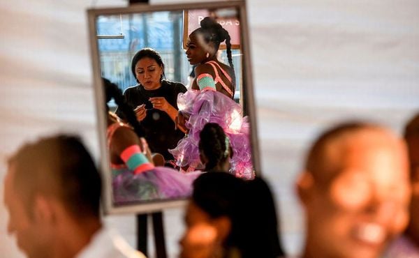 Dançarinos colombianos de salsa se preparam para apresentação no desfile do "Salsodromo", na feira de Cali. por CHRISTIAN ESCOBAR/AFP
