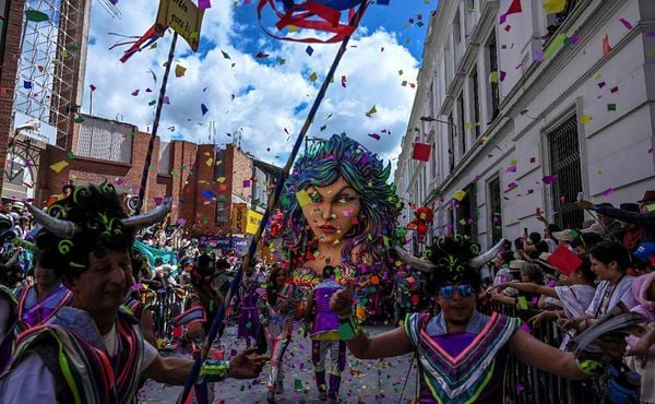 Desfile Dia Branco em Pasto, Colômbia, durante o Carnaval de negros e brancos. Mais de 10.000 pessoas participam da festa que tem suas origens em expressões culturais andinas, da Amazônia e do Pacífico.  por JUAN BARRETO / AFP