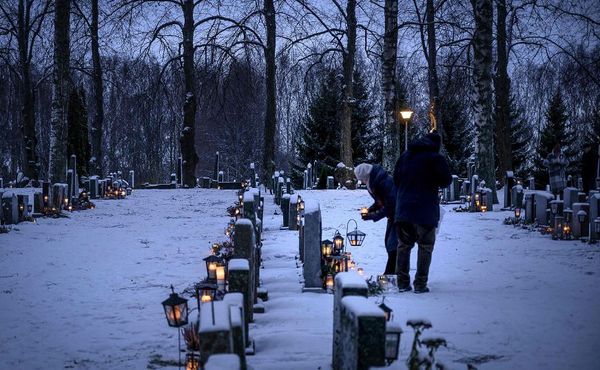 Dia dos mortos num cemitério de Vaasa, na Finlândia. por OLIVIER MORIN / AFP