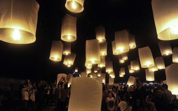 Elevação de lanternas no Templo Borobudur em Magelang, em Javadurante o Dia de Vesak, onde se celebra o nascimento, iluminação e morte do Buda.  por AGUNG SUPRIYANTO/ AFP