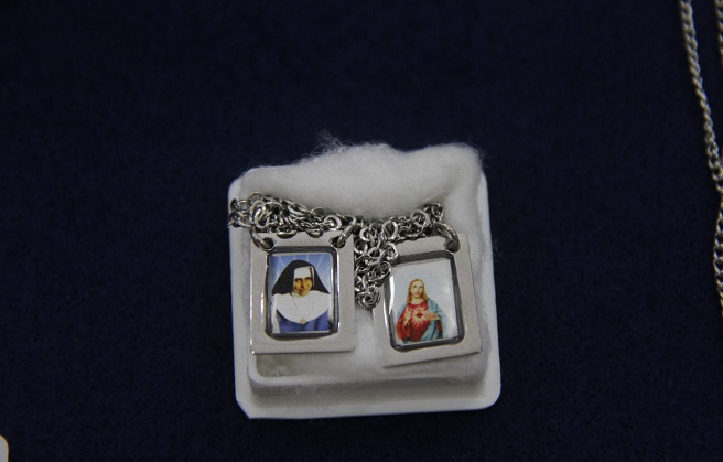 Escapulário com imagens de Jesus e Irmã Dulce - R$ 10 por Foto: Evandro Veiga/CORREIO