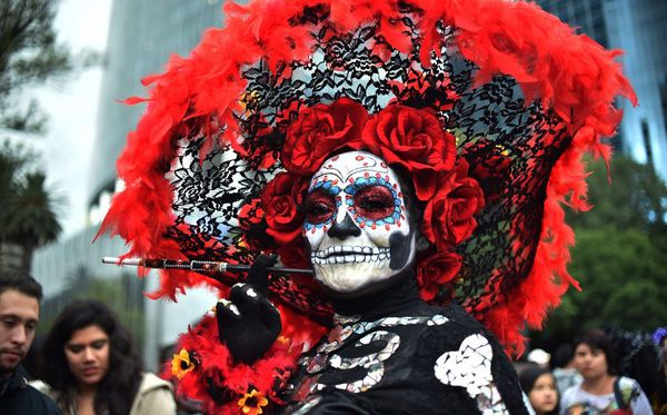 Fantasia de "Catrina", a caveira símbolo do dia dos mortos mexicano na Avenida Reforma, na cidade do México, no desfile preparatórios para o dia de finados. por RODRIGO ARANGUA / AFP