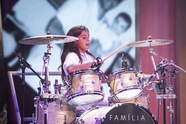 Filho de Ivete Sangalo, Marcelo, dá show na bateria durante apresentação no Tamanho Família por Isabella Pinheiro/Gshow