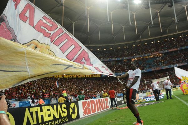 Kanu comemora acesso do Vitória em 2015 por Mauro Akin Nassor/Arquivo CORREIO