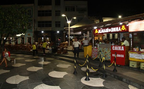 Largo de Dinha à noite por Fotos: Mauro Akin Nassor/ CORREIO