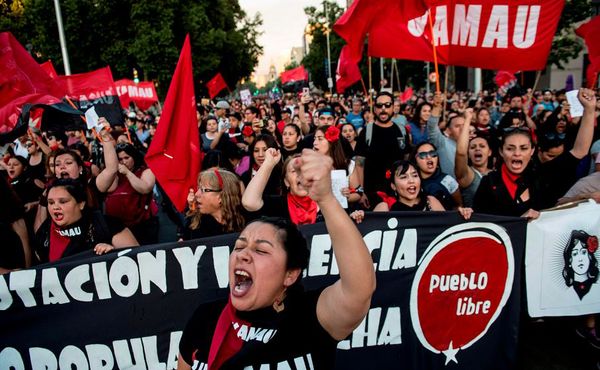 Marcha do Dia Internacional para a eliminação da violência contra as mulheres, em Santiago. por MARTIN BERNETTI / AFP