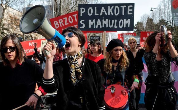 Marcha pela igualdade de género e contra a violência sobre as mulheres, marcam o dia internacional da mulher em Podgorica, Montenegro. por SAVO PRELEVIC / AFP
