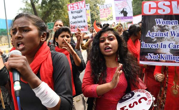 Mulheres indianas protestam contra a violência doméstica, ataques sexuais e discriminação no trabalho em Nova Deli.  por PRAKASH SINGH / AFP