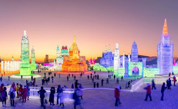 Mundo de gelo a nordeste da província de Heilongjiang de Harbin, na China. O festival Snow Sculpture terá início em 4 de janeiro e atrai centenas de milhares de visitantes anualmente por STR/AFP