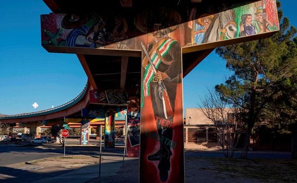 Murais de vários artistas são retratados no Lincoln Park, perto do Memorial Nacional Chamizal e da fronteira EUA-México, em El Paso, Texas. Mais de 100 pinturas retratando a cultura latino  americana. por PAUL RATJE/AFP