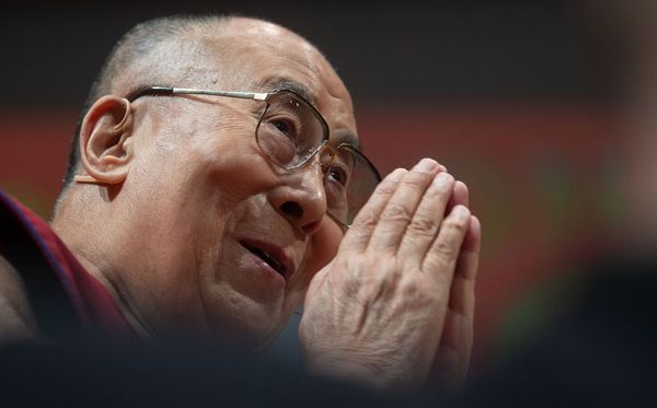 O Dalai Lama, líder espiritual tibetano, faz uma palestra sobre "Felicidade e responsabilidade" no Festival Internacional de Ciência em Heidelberg, Alemanha Ocidental.  por MARIJAN MURAT/OUT