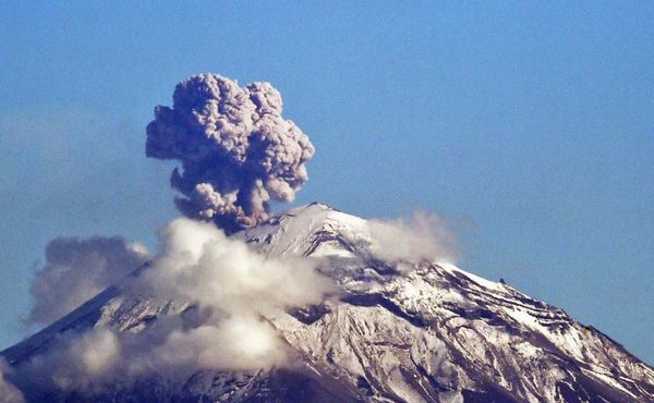 O vulcão Popocatepetl expele cinza e fumaça e está localizado a cerca de 55 km da cidade do México. por RODRIGO ARANGUA / AFP