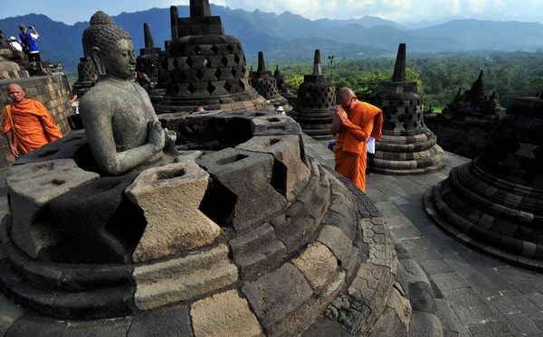 Orações budistas no Templo Borobudur durante o dia de Vesak em Magelang. A data celebra o nascimento, iluminação e morte de Buda.  por AGUNG SUPRIYANTO/AFP