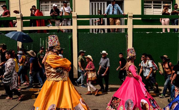 Paradas das "Cuadrillas" durante o Carnaval de demônios, em Riosucio, em Caldas, Colômbia. A festa que se realiza a cada dois anos, tem suas origens no século XIX, quando foi fundada a cidade de Riosucio. por JOAQUIN SARMIENTO / AFP