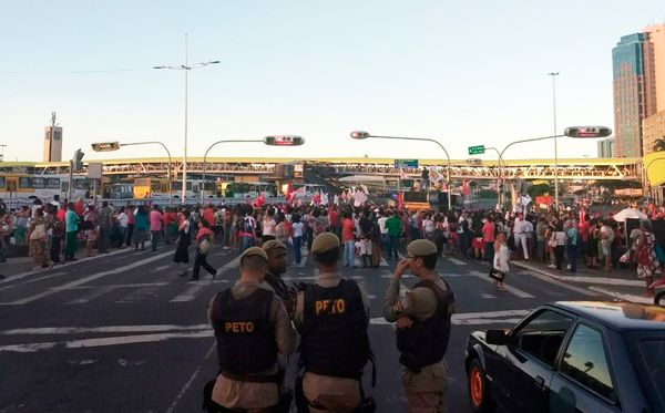 Policiais militares acompanham a movimentação na região da Rodoviária por Foto: Alexandre lyrio/CORREIO