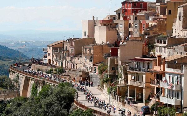 Giro da Itália, entre Catânia e Catalgirone, na Sicília. por LUK BENIES/AFP