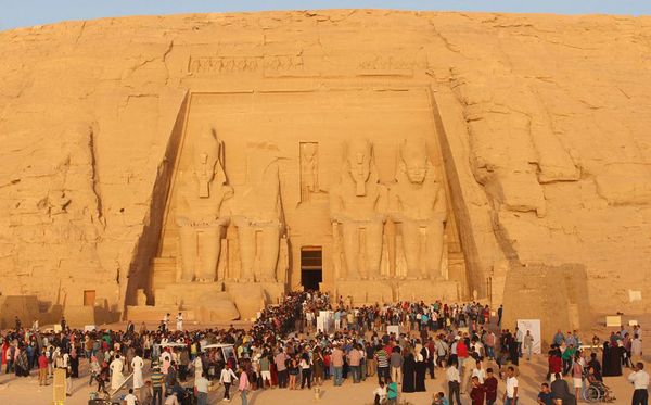 Turistas no templo de Abu Simbel, ao sul de Assuão, no alto Egito. por STR / AFP