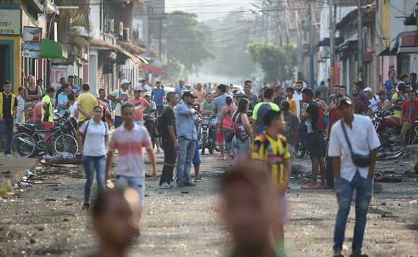 Venezuelanos esperam em Urena, a abertura da fronteira com a  Colômbia. O líder de oposição e auto-declarado presidente Juan Guaido está em Bogotá para conversações com os aliados para buscar medidas que visem a deposição de Maduro.  por JUAN BARRETO / AFP