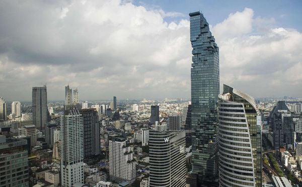 Vista de Bangckok com seus  escritórios, torres residenciais e comerciais, incluindo um dos arranha-céus mais alto da Tailândia, o edifício MahaNakhon. por AFP 