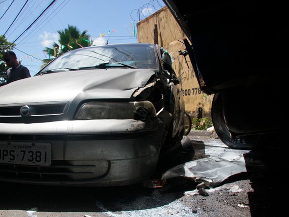 Carro de morador ficou parcialmente destruído por Foto: Mauro Akin Nassor/CORREIO