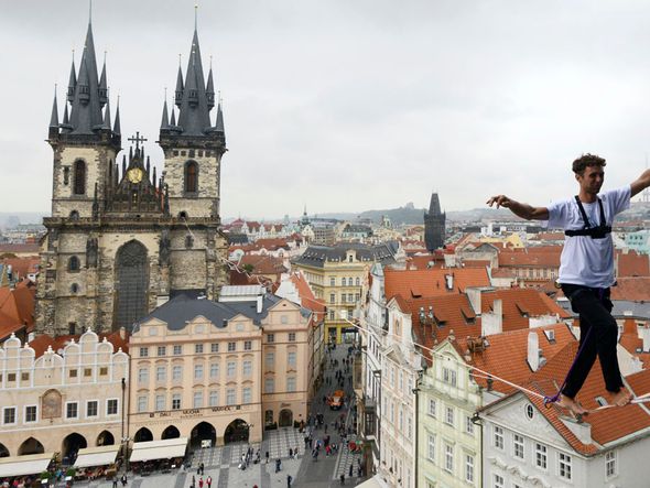 Equilibrista participa de ação aos diabétcos em Praga, República Checa.  por Michal Cizek/ AFP
