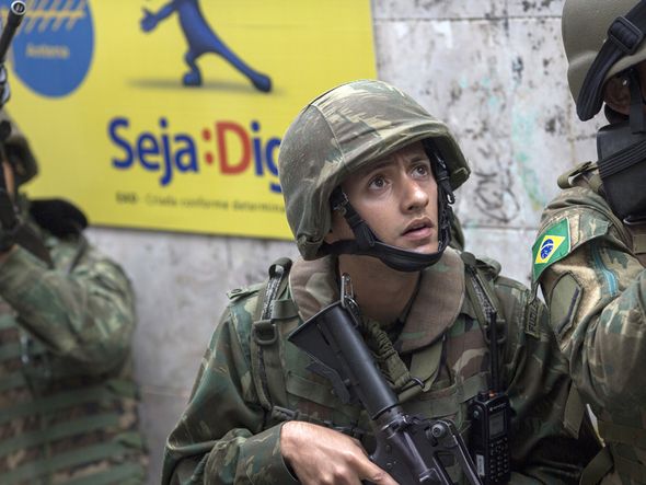 Forças armadas continuam a ocupação da favela da Rocinha, Rio e Janeiro, em busca de armas e traficantes. por Mauro Pimentel/AFP