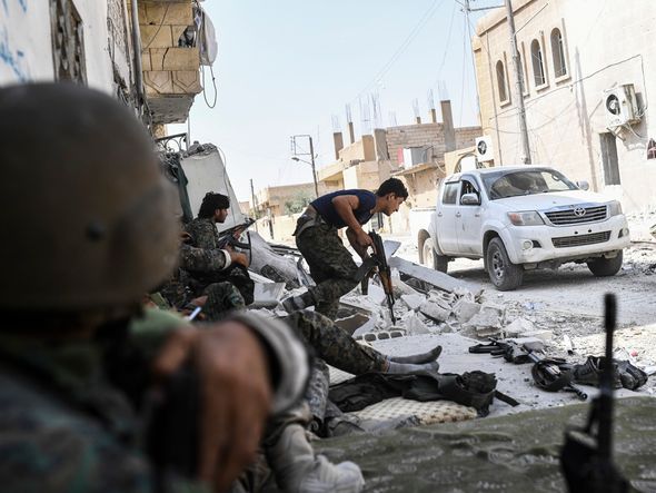 Forças democráticas Sírias enfretam franco atiradoes na cidade de Raqa, Síria. por Bulent Kilic/ AFP