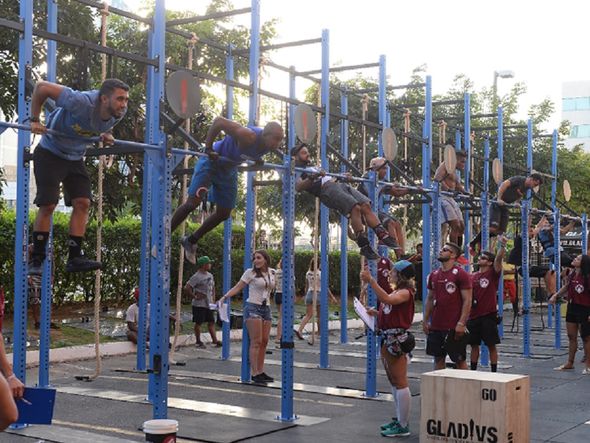 Homens competem em exercício com barra: evento continua hoje no Salvador Shopping por Betto Jr./ CORREIO
