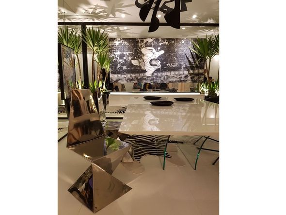 Sala de Almoço, de Gabriel Moreno, destaque para as obras de artes pintadas pelo próprio; a cadeira Gizé também foi feita por ele  por Foto: Victor Villarpando/CORREIO