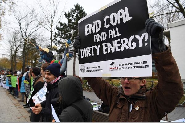 Ambientalistas protestam em Bonn, na Alemanha, contra o uso de combustíveis fósseis às vésperas de uma nova Conferência das Nações Unidas sobre mudanças climáticas.