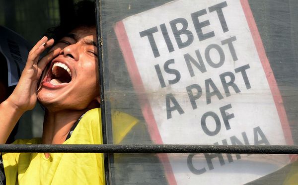 Ativista pela Libertação do Tibet preso pela polícia Indiana ao protestar em frente à Embaixada da China  por Money Sharma/AFP