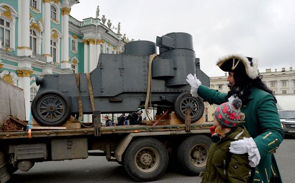 Ator vestido como o Czar Pedro aponta para a replica do tanque similar ao que Lênin usava para falar à multidão na estação Finlândia em São Petersburgo em 1917 por Olga Maltseva/AFP 