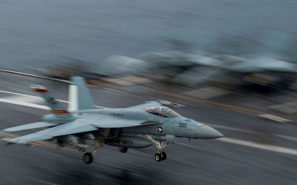 Boeing EA-18G decola do porta-aviões USS George H.W. Bush na operação Bold Alligator, um treinamento multinacional sediado pelos Estados Unidos no Oceano Atlântico.   por Andrew Caballero-Reynolds/AFP 