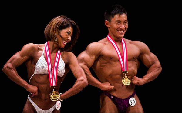 Campeões de fisiculturismo nas categorias feminina e masculina,  Megumi Sawada e Masashi Suzuki posam na final do Campeonato de Fisiculturismo do Japão em Tóquio. por Alastair Himmer/AFP 