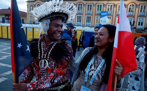 Cerimônia na Praça Simon Bolivar em Bogotá, na Colombia. por John Viscano/AFP 