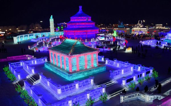Cidade de gelo em Harbin, na província de Heilongjiang, na China. por CHINA OUT/AFP 