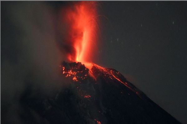 Detalhe da erupção do vulcão do Monte Sinabung visto da Vila de Ndokum Siroga no Karo, norte de Sumatra.  por IVAN DAMANIK/AFP 