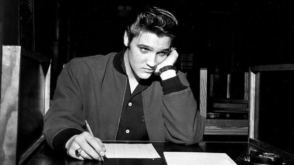 Elvis Presley: um dos pilares do rock'n'roll, no início da carreira por divulgação