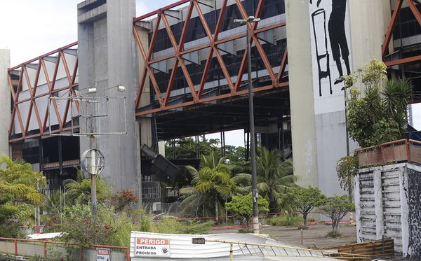 Entrada do Centro do Convenções, atingida por desabamento por Foto: Marina Silva/CORREIO