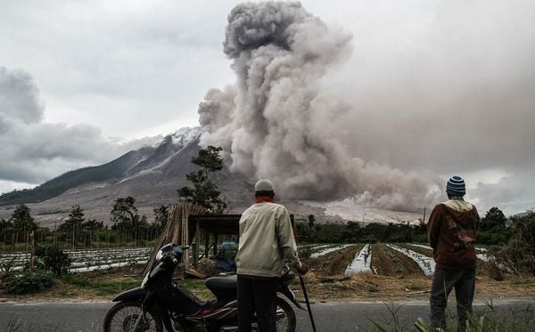 Erupção do vulcão do Monte Sinabung em Karo, Sumatra. O vulcão ressurgiu em 2010, após 400 anos de inatividade e desde então encontra-se em atividade.   por Ivan Damanik/AFP 
