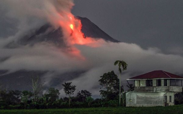 Erupção do vulcão do Monte Sinabung, próximo à Vila Simpang Ampat em Karo, norte da Sumatra.  por IVAN DAMANIK/AFP