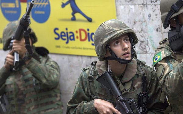 Forças armadas continuam a ocupação da favela da Rocinha, Rio e Janeiro, em busca de armas e traficantes. por Mauro Pimentel/AFP