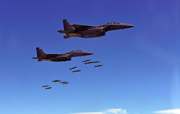 Foto do Ministério de Defesa Sul-Koreano mostra aviões F-15K jogando mísseis no campo de tiro da província de Gangwon, a leste de Seul, durante um exercício militar. por South Korean Defence Ministry/AFP 
