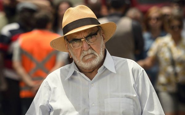 Lima Duarte é Dr. Rupp, dono do centro médico que desabou e pai de Marion (Carolina Dieckmann)