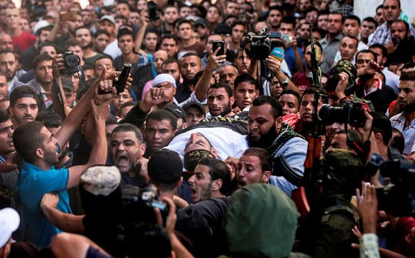 Manifestantes palestinos levam o caixão de Hassan Abu Hassanin em Khan Yunis,ao sul da faixa de Gaza. Ele foi morto durante operação israelense para explodir um túnel que  ligava Gaza a Israel. por Mahmud Hams/AFP