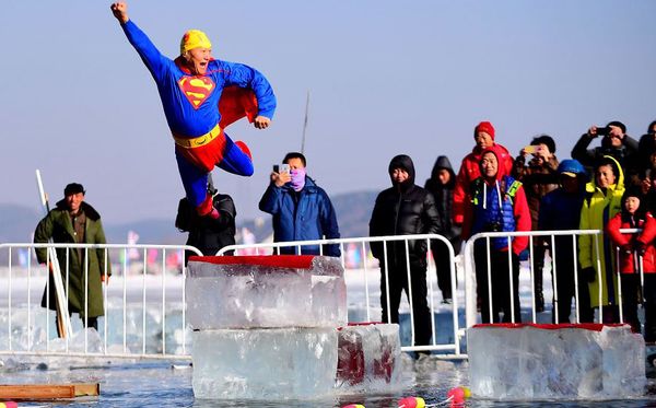 Mergulho em lago semi-congelado no Concurso de Natação de Inverno de Shenyang , província de Liaoning, na china. por CHINA OUT/AFP