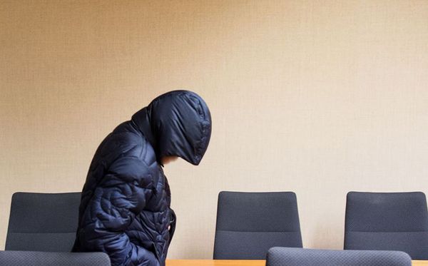 O ex-agente secreto Werner Mauss o James Bond alemão, chega para o julgamento de sonegação de impostos em  Bochum. por Marcel Kusch / AFP