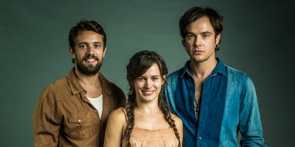 O médico Renato (Rafael Cardoso) se apaixona pela professora Clara (Bianca Bin), que sofre com o temperamental Gael (Sergio Guizé) por Foto: Raquel Cunha/TV Globo