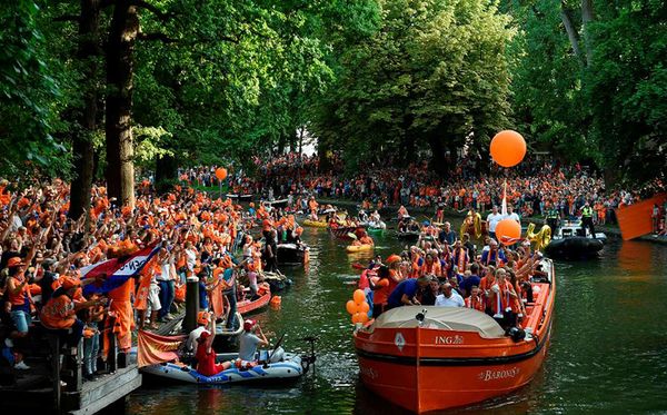 O time de futebol feminino The Dutchs  celebra a vitória no Campeonato Feminino UEFA Euro 2017 contra a Dinamarca.   por JOHN THYS/AFP Photo