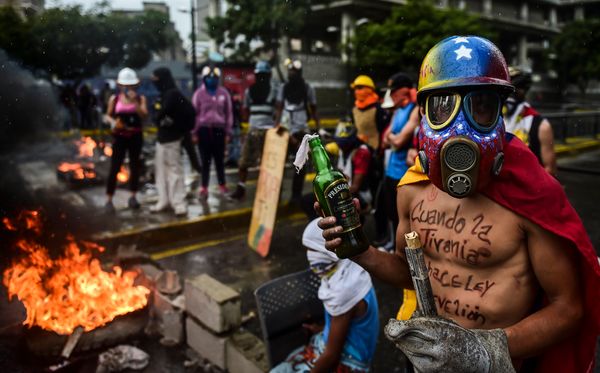 Oposição ao governo Maduro protesta em Caracas, Venezuela.  por Ronald Schemeidt /AFP